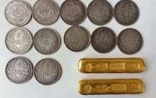 Khoe phá dỡ nhà cũ đào được "5 thỏi vàng, 24 đồng bạc", người phụ nữ bị cảnh sát bắt ngay sau đó