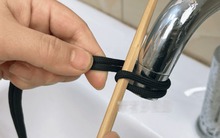 Dùng 1 sợi dây + 1 chiếc đũa, tôi "cứu nguy" cho vòi nước, tiết kiệm cả trăm nghìn!