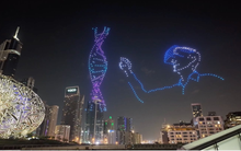 Điều khiển drone trình diễn trên trời thành "nghề hot": Chỉ học 3 ngày là thạo, kiếm ngay 70 triệu/tháng