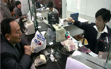 Mang 35 tỷ đồng tiền đền bù đất đi gửi ngân hàng, sáng hôm sau số dư chỉ còn 0 đồng, ngân hàng tuyên bố: "Chúng tôi giúp anh trả nợ đấy!"