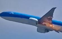Máy bay Boeing 777 cháy động cơ khi vừa cất cánh