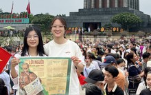 Du khách mọi miền đổ về viếng Lăng Bác đúng ngày 19/5, giới trẻ tự hào cầm trên tay hình ảnh của Người