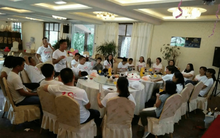 Đi họp lớp, tôi bắt xe buýt đến, còn các bạn lái BMW, Mercedes: Về đến nhà, tôi đơ người vì 1 dòng tin nhắn cả đời không thể quên