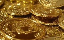 Anh thợ sửa ống nước phát hiện kho báu chứa 30 kg tiền vàng