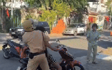 Clip ghi lại cảnh kinh hãi, người đàn ông chạy xe máy cầm rựa “múa” loạn xạ trên đường