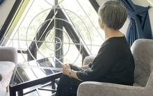 Một mình chăm sóc bố chồng 15 năm, con dâu chỉ nhận về túi bánh khô nhưng lại là người hưởng lợi nhiều nhất