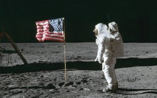Neil Armstrong là người đầu tiên đặt chân lên Mặt Trăng, vậy ai là người chụp lại bức hình này?