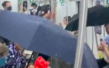 Hành khách đi tàu metro Cát Linh - Hà Đông phải che ô vì dột nước