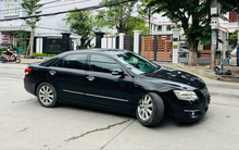 Xe Camry bất ngờ 'rụng' bánh giữa đường, dân mạng: Tài xế cũng có trách nhiệm, đừng chỉ trách thợ xe