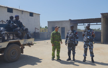 Cảnh sát bất ngờ đến trang trại team Quang Linh châu Phi, chuyện gì đã xảy ra?