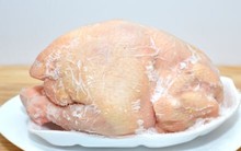 Cách rã đông gà nguyên con chuẩn để giữ hương vị