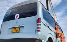 Chi tiền triệu, thuê tàu đưa ô tô ‘vượt biển’ vào đất liền để đăng kiểm