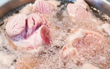 Nên chần xương bằng nước sôi hay nước lạnh?