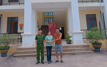 Sau khi có tài khoản lạ chuyển tiền, người phụ nữ liên tục nhận thêm 10K kèm số điện thoại 0983245xxx, phải vội báo công an xã