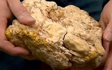 Dùng máy dò kim loại bất ngờ đụng trúng tảng đá chứa 2,6 kg vàng
