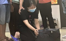 Lặng người hình ảnh người vợ mắt đẫm lệ, quỳ gối tiễn biệt tạng của chồng trước khi được mang đi hiến