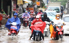 Hà Nội sáng nay: Nhiều tuyến phố hóa sông, người dân đội mưa lội nước đi làm từ 7h sáng