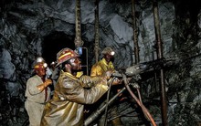 Chạy đua với thời gian giải cứu 289 công nhân mắc kẹt trong mỏ vàng ở Nam Phi