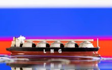 Giữa lúc doanh thu dầu khí giảm mạnh, Nga tìm được khách hàng mua khí đốt tiềm năng: Là quốc gia có căn cứ Hải quân Mỹ, lần đầu mua hàng triệu tấn LNG từ Moscow
