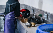 Không ngờ đến nghề này cũng bị cướp việc, nhân viên giờ chỉ biết rửa bát: "Chúng ta rồi thành vô dụng hết"