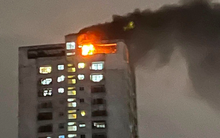 Lửa cháy dữ dội, khói đen bốc cao từ tầng áp mái của chung cư khiến cư dân hoảng sợ