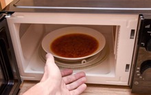 Tưởng “biết rồi khổ lắm nói mãi” vậy mà vẫn có người dùng lò vi sóng kiểu này mà không biết NGUY HIỂM kề bên