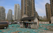 Chủ căn nhà 33,3m² không chịu di dời dù được chủ đầu tư bồi thường hơn 7 tỷ đồng, khẳng định: “Nhà tôi 359 tỷ mới xứng đáng”