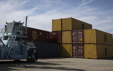 Cảng container bận rộn nhất nước Mỹ đón 'gió lạnh' vì thương chiến: Kho hàng dồn ứ vì không ai muốn chịu thuế 30%, hàng trăm nghìn người có thể mất việc