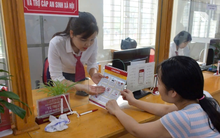 Khách hàng yêu cầu rút sổ tiết kiệm 350 triệu chuyển vào tài khoản khác để "niêm phong", nhân viên Agribank lập tức thấy điểm bất thường