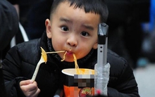 Con trai ăn mì gói trên tàu bị mắng là "không có học": Lời nói của cha khiến mọi người im lặng!