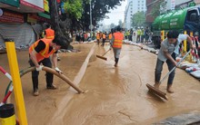 Ban Quản lý Đường sắt đô thị Hà Nội nói gì về hiện tượng bùn đất phun trào trên phố Cát Linh?