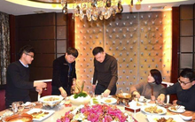 Mời sếp cũ đi ăn nhưng ông kéo theo 10 người nữa, tôi phải thanh toán hoá đơn 40 triệu đồng: 3 tháng sau, nhận được tin nhắn cả đời không quên