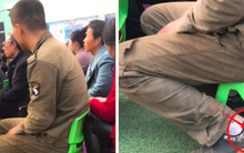 Hình ảnh người cha nghèo mang giày rách, quần áo dính đầy bụi bẩn đi họp phụ huynh cho con gây xúc động mạnh