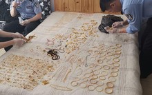 Tịch thu số vàng trị giá 5,7 tỷ đồng giấu trong tường của 1 tòa chung cư