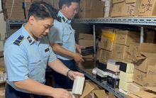 Kho nước hoa nghi giả thương hiệu nổi tiếng giữa phố cổ Hà Nội