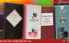 Phát hiện kho hàng nghi giả nước hoa LV, Lelabo giữa phố cổ Hà Nội