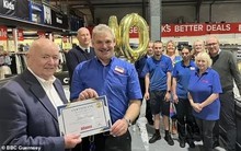 Công ty bị chỉ trích vì tri ân nhân viên làm việc 40 năm bằng 40 cái bánh cuộn