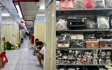 Đột kích Saigon Square: Phát hiện hàng nghìn sản phẩm “nhái” Rolex, Gucci, Hermès…, cả loạt gian hàng đóng sập cửa tránh kiểm tra