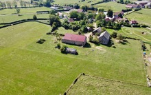 Cặp đôi chi 2,3 tỷ đồng để mua 20.000m2 đất, sở hữu một “ngôi làng” cho riêng mình để nghỉ hưu sớm ở tuổi 40