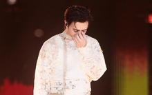 Nam ca sĩ Việt nổi đình đám bật khóc: "Mình không thể nào sống lỗi với hai người anh ấy được"