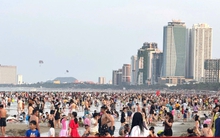 Biển người ở các bãi tắm Đà Nẵng và phố cổ Hội An dịp lễ 30/4-1/5