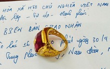 Nhặt được nhẫn vàng gắn đá quý trong túi rác