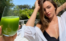 Gái 4 con Miranda Kerr tuổi 42 da mướt collagen nhờ mỗi sáng uống cả lít "nước chống già": Cứ ra chợ Việt là có!