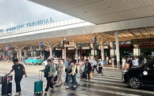 Sân bay Tân Sơn Nhất đông nghẹt, giá vé máy bay trở lại TP HCM đang tăng