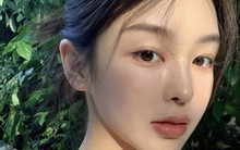 Thứ nước màu đỏ ngon bổ rẻ chính là “spa di động” cho da trong mỗi kì nghỉ: Cản nắng, cấp ẩm, tái tạo collagen rất tốt!