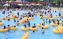 Hà Nội nắng nóng 34 độ C, hàng nghìn người đến công viên nước giải nhiệt trong ngày nghỉ lễ
