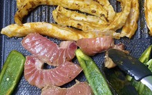 Tưởng ký sinh trùng nhưng đây lại là bộ phận độc lạ ít người biết của cá ngừ, giá cực rẻ mà ăn ngon miễn chê