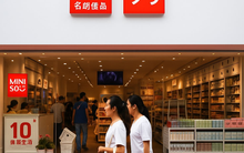 Bán đồ 'Nhật nhái' giá rẻ, chuỗi cửa hàng nổi lên như 1 thế lực toàn cầu: Doanh thu cả năm hơn 2 tỷ USD, đến 2027 nhắm sở hữu 10.000 địa điểm