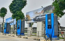 Doanh số VinFast tăng vọt liệu có đủ chỗ sạc không - CEO Xanh SM khẳng định: 'Không cần lo, 5.000 trụ siêu nhanh sẽ phủ sóng toàn quốc trong 2-3 tháng tới'