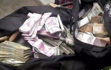 Đi gửi tiền, người đàn ông sốc nặng khi phát hiện 304 triệu đồng tiền mặt gần máy ATM